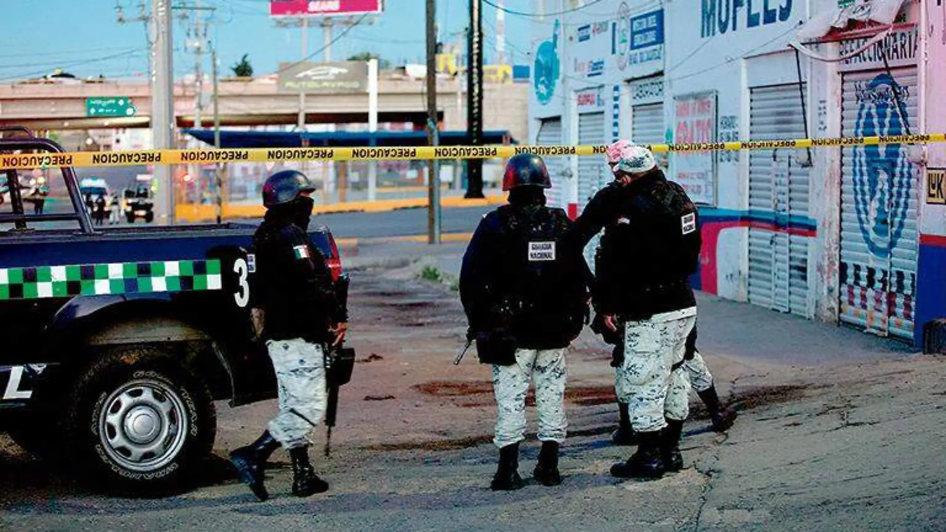 Policías de la Guardia Nacional y de la Policía Estatal resguardan zona de intervención en el crucero de El Orito en la capital zacatecana